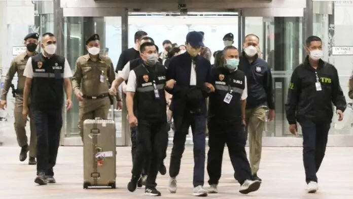 ภาพขณะเจ้าหน้าจับกุม "เบนซ์ เดม่อน" คาสนามบิน