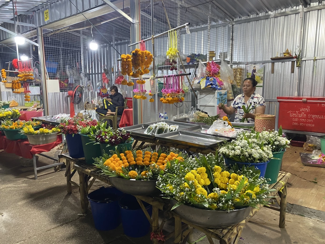 ชาวไทย-สปป.ลาว แห่ไหว้ "อุรังคธาตุ" วัดพระธาตุพนม เนื่องในวันวิสาขบูชา