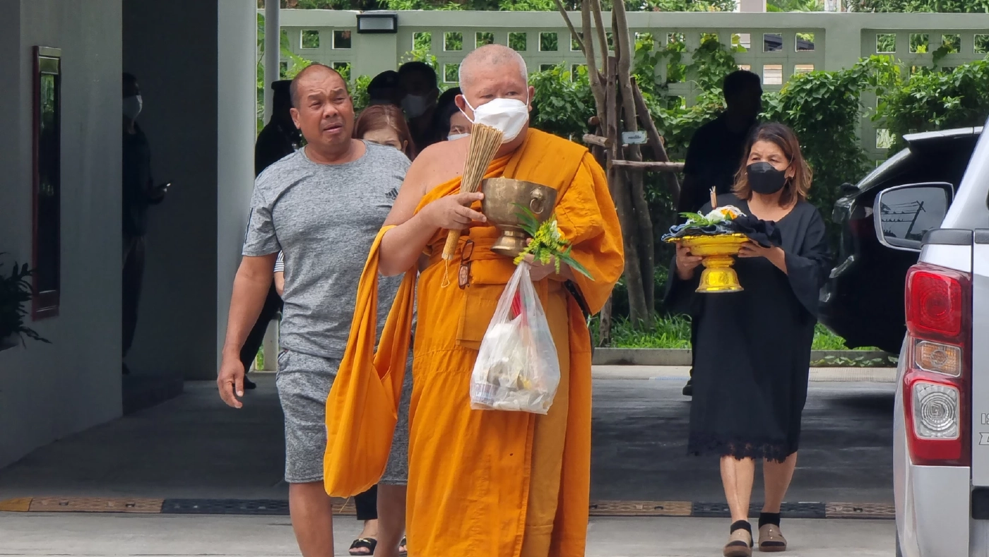 พ่อแม่ร่ำไห้ เชิญวิญญาณลูกถูกปืนลั่น ยันไม่ขอให้อภัย ตร.นำตัวแฟนสาวทำแผนฯ