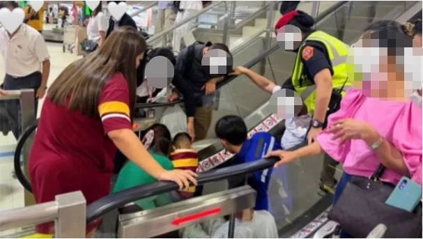 แห่แชร์ คลิปทางเลื่อน "สนามบินดอนเมือง" ดูดเท้าเด็กชาย ต้องงัดนาน 30 นาที