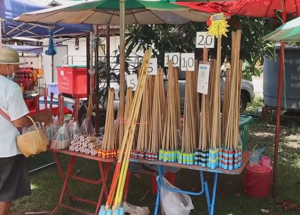 ชาวบ้านผลิต "บั้งไฟจิ๋ว" ขาย สร้างรายได้งาม โกยเงินเข้าหมู่บ้านปีละหลายล้าน