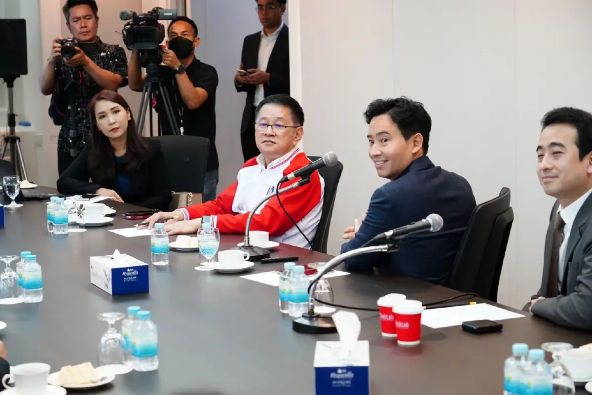 "พิธา"ชิ่งสื่อระหว่างเข้าประชุมคณะย่อยคาดเลี่ยงตอบปมหุ้นสื่อ itv