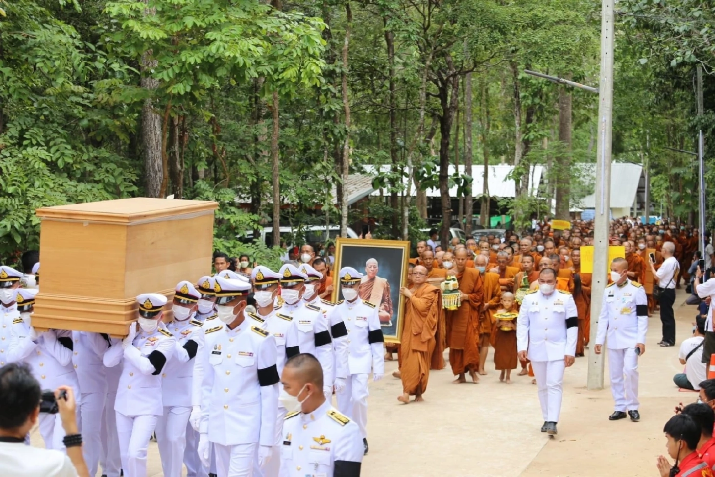 ลูกศิษย์และญาติธรรม เคลื่อนสรีระสังขาร "หลวงปู่แสง" สู่เมรุชั่วคราว