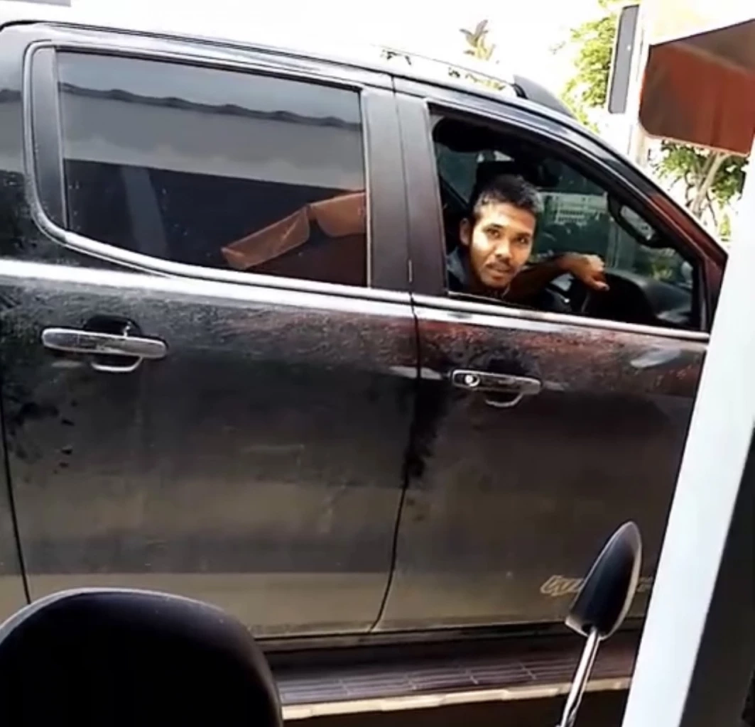 ภาพดชายที่เข้ามารีดส่วย