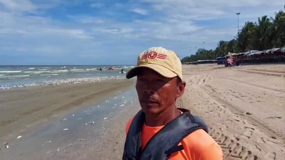 นายพิสุทธิ์ ผู้ให้บริการเรือกล้วย ชายหาดบางแสน