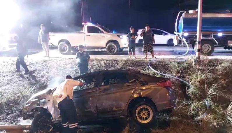 สองพี่น้องสาวสอง ซิ่งเก๋งชนเสาไฟ เพลิงลุกท่วม พลเมืองดีช่วยหวิดถูกย่างสด