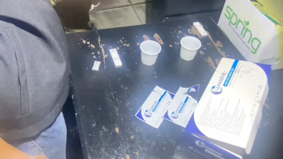 บุกจับคาราโอเกะกลางเมืองพัทยา เปิดเกินเวลา พบเมียนมาเป็นสาวนั่งดริ้ง