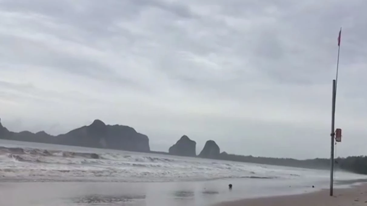 ปักธงแดง! ห้ามลงเล่นน้ำทะเลตรัง หลังคลื่นลมแรงพัดกระหน่ำ