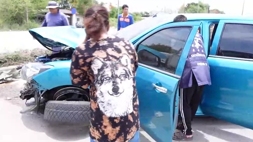 สยอง! กล้องหน้ารถจับภาพ นาทีรถแข่งกันบนถนนหลวง ชน จยย.ร่างปลิว (มีคลิป)