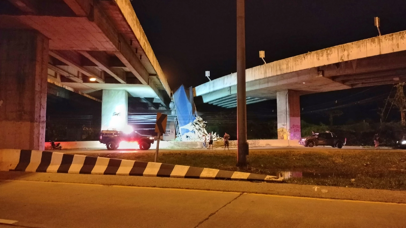 สิบล้อตกสะพาน ดิ่งขวางรางรถไฟสายตะวันออก บาดเจ็บ 1 ราย