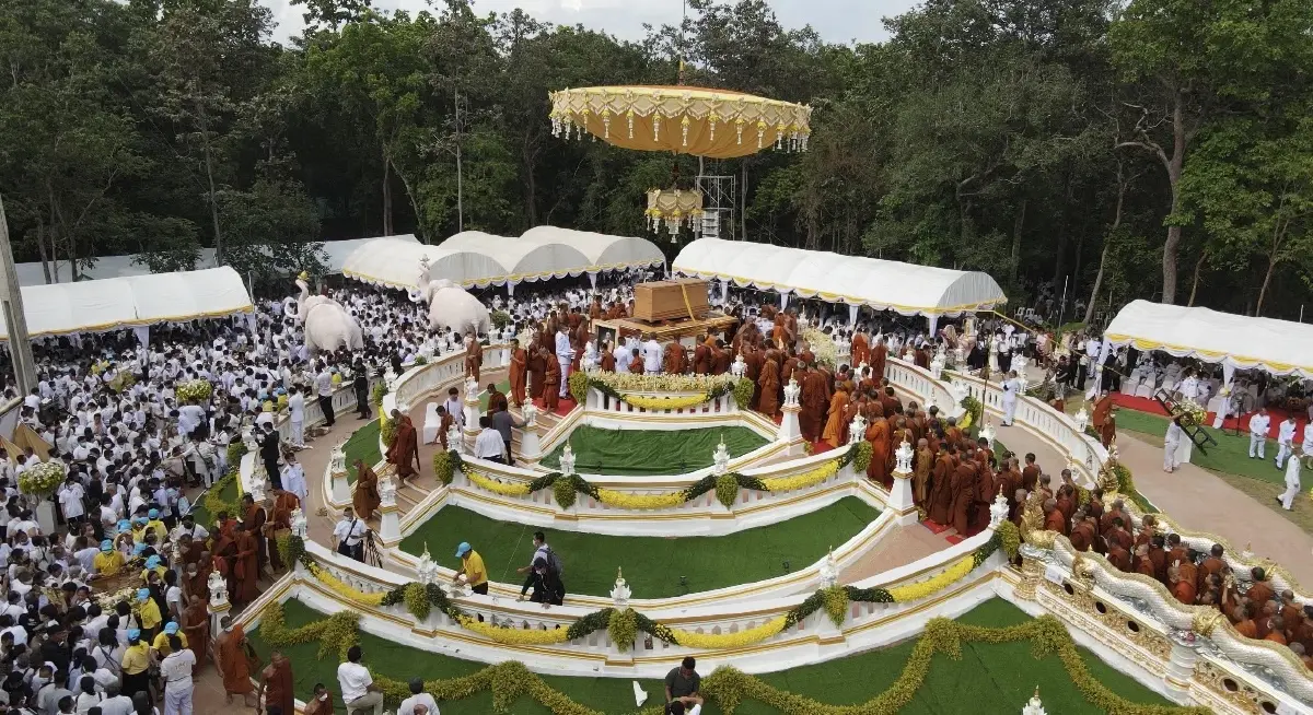 อัศจรรย์ พระอาทิตย์ทรงกลดเหนือจิตกาธาน พิธีพระราชทานเพลิง หลวงปู่แสง