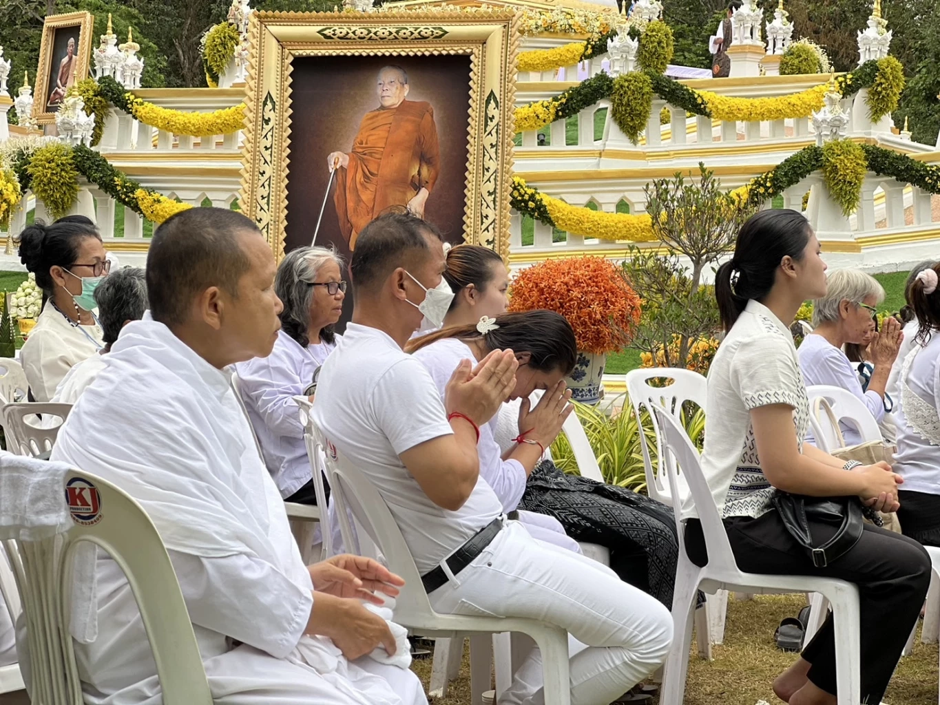 ญาติธรรมร่วมพิธีเก็บอัฐิ "หลวงปู่แสง ญาณวโร" นำไปประดิษฐานวัดสาขา 9 แห่ง
