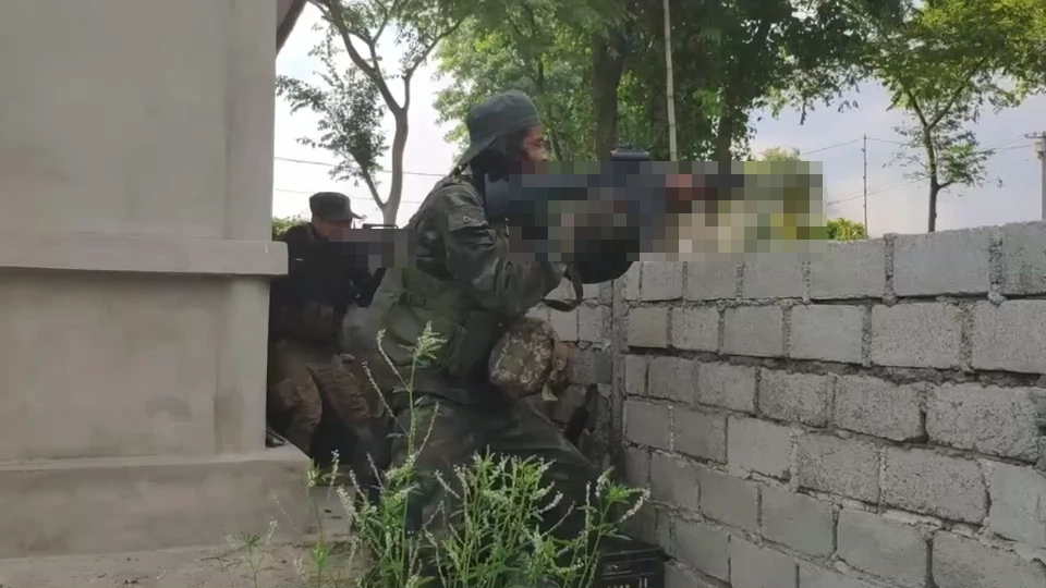 เปิดคลิปนาทีปะทะเดือด กะเหรี่ยงบุกฐานทหารเมียนมา ขนอาวุธหนักถล่มกันยับ