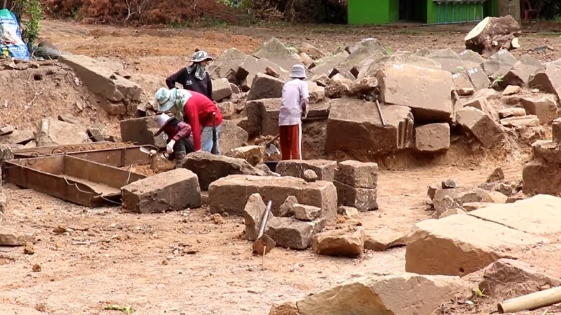 ห้ามเคลม!  โคราชเฮ พบอีกแล้ว "ทับหลังพระอินทร์ทรงช้างเอราวัณ" อายุนับพันปี