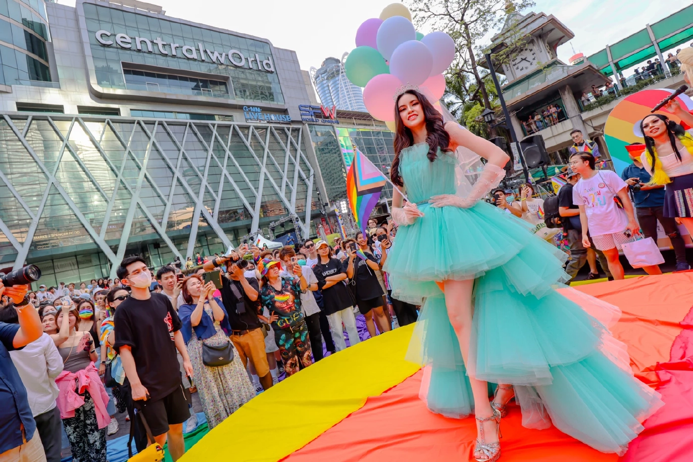 รวมภาพบรรยากาศ “Bangkok Pride 2023”  เหล่าคนดังร่วมขบวนถนนสีรุ้ง