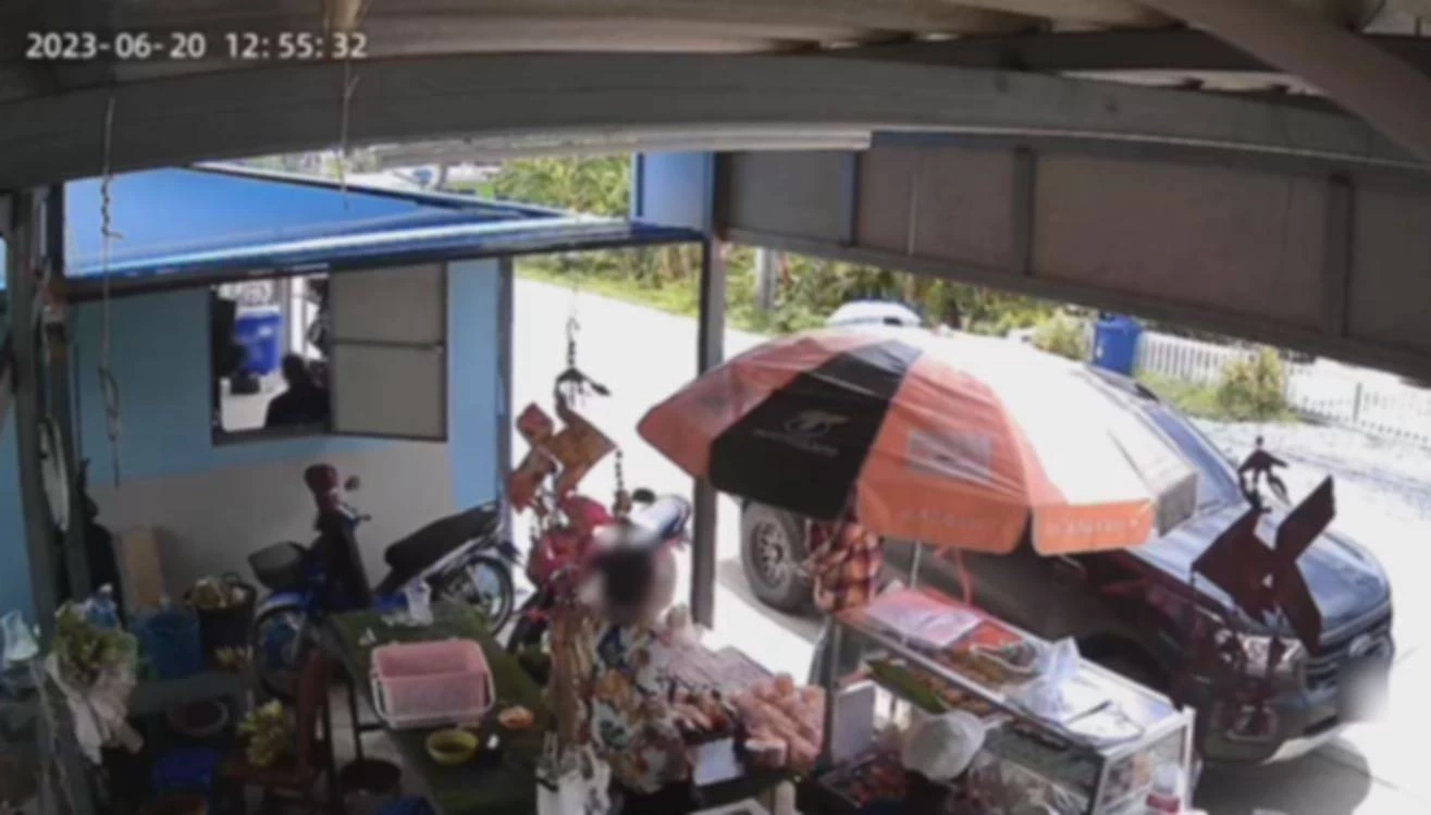 ชายฉกรรจ์ 4 คน อ้างเป็น ตร. มาขอเก็บส่วยสติ๊กเกอร์ร้านขายกล้วยทอด เดือนละ 3.5 พัน