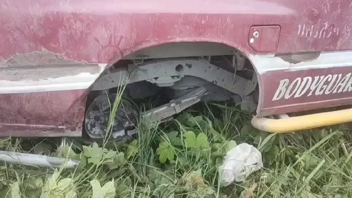 สุดระทึก! สองแถวนครศรีฯ นักเรียนแน่นรถ ล้อหลุดเสียหลักพุ่งลงข้างทาง