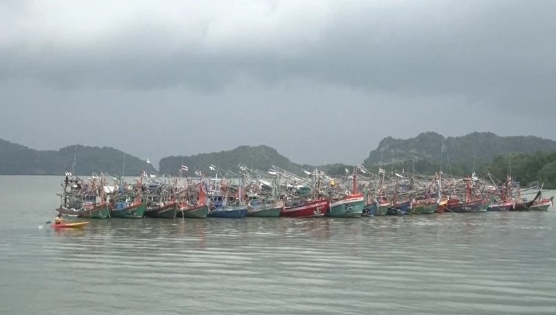 ท่าจะยาว! ม็อบเรือประมงเล็ก ปิดปากคลองปากบารา ขู่เตรียมยกระดับการชุมนุม