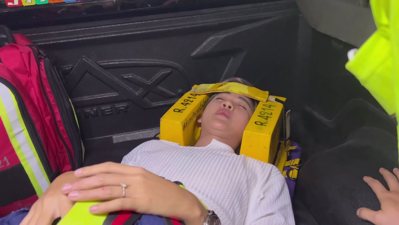 สาวหล่อทะเลาะแฟนสาว พลาดท่าตกลานจอดรถ ชั้น 4 หวิดดับ