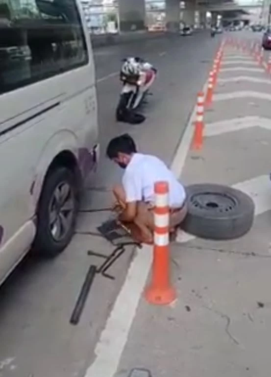 เปิดใจ "น้องโค้ก" นร.จิตอาสา ช่วยเปลี่ยนล้อรถตู้ ฝันอยากเป็นผู้พิพากษา