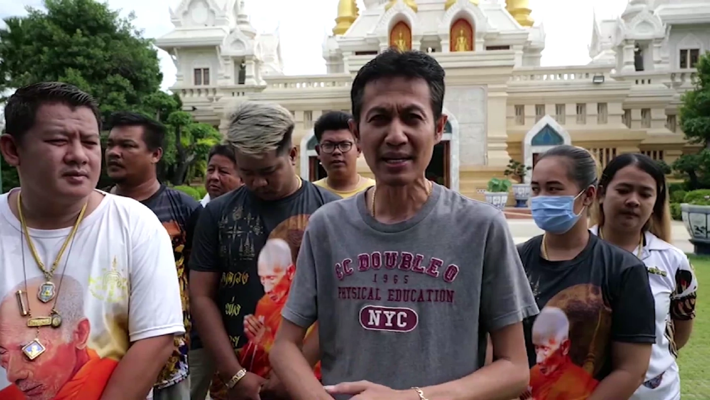 นายศุภชัย (เสื้อเทา) ลูกศิษย์หลวงพ่อรวย จี้ให้นักร้องและแดนเซอร์ มาขอขมา