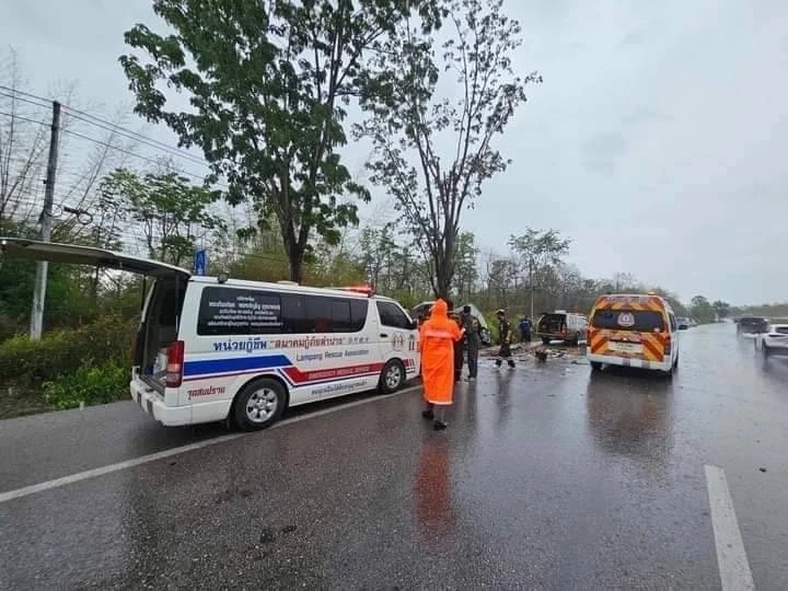 ฝนตกถนนลื่น รถตู้เสียหลักชนต้นไม้ รถพับครึ่งคัน ดับ 3 สาหัส 1