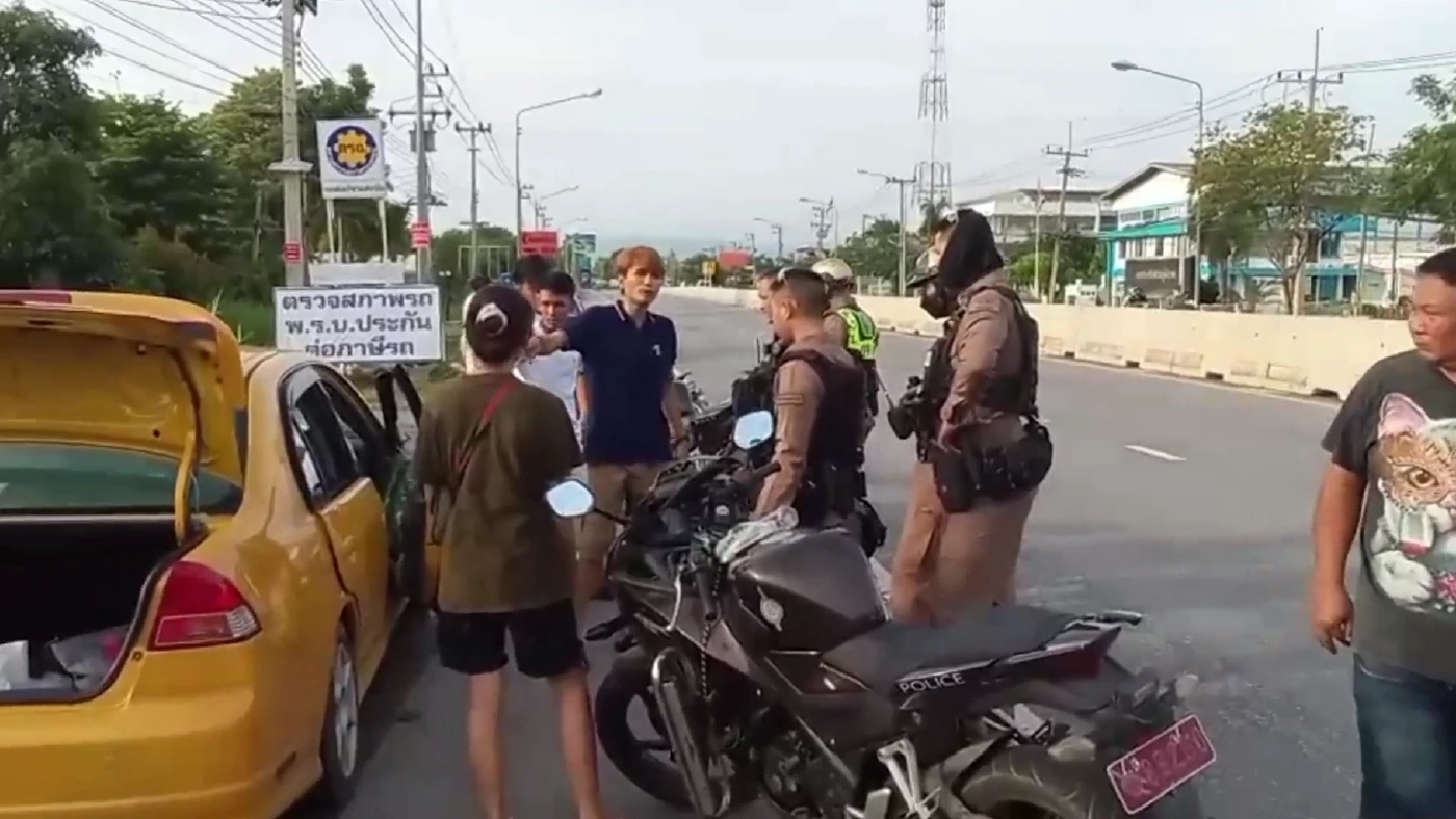 เปิดคลิป แก๊งโจ๋นครนายกสุดโหด ซิ่งไล่ล่าทำร้ายนักท่องเที่ยว ทุบรถพังยับ