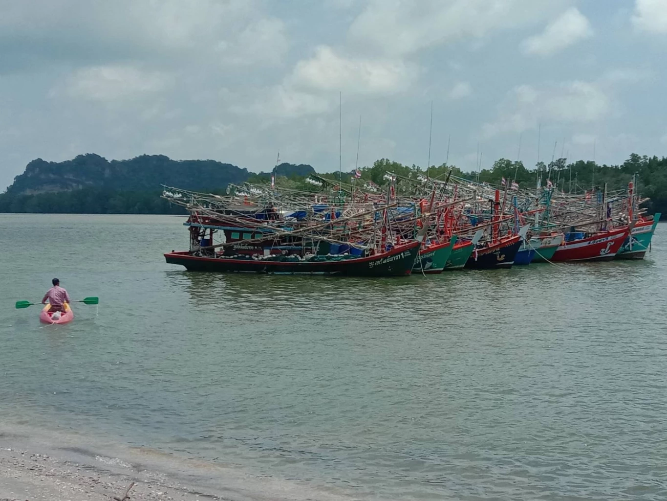 ประมงพาณิชย์ขนาดเล็ก จ.สตูล นำเรือจอดเชิงสัญลักษณ์ ทวง MOU หลังถูกจับกุม