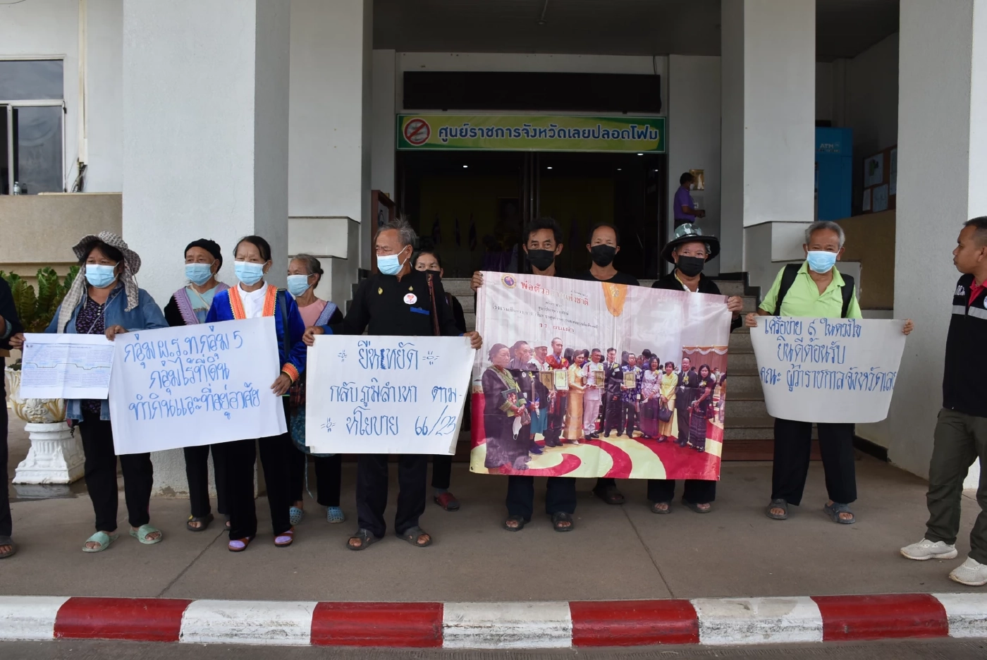 ชาวม้งขอผู้ว่าฯ เลย กลับถิ่นเก่า หลังเข้าร่วมพัฒนาชาติ แต่ไร้ที่ทำกิน