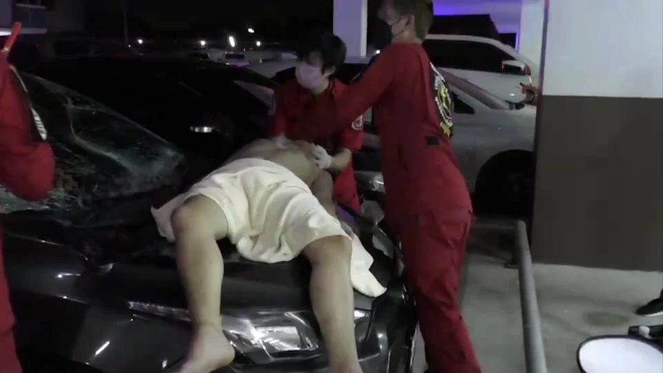 หนุ่ม 19 ปี สภาพเปลือยกาย พลัดตกตึก 6 ชั้นปริศนา สาหัส เพื่อนร่วมห้องหลับสนิท