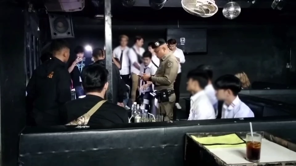 บุกจับคาราโอเกะกลางเมืองพัทยา เปิดเกินเวลา พบเมียนมาเป็นสาวนั่งดริ้ง