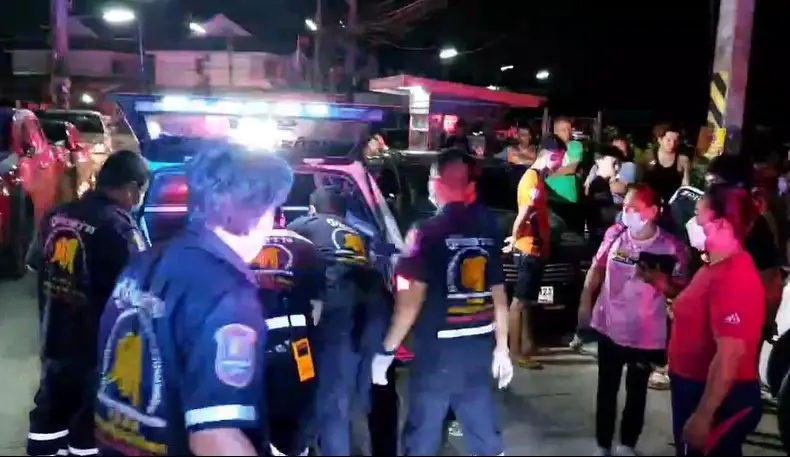สลด! หนุ่มพนักงานไทยออยล์ เมาพลาดตกระเบียงชั้น 5 ร่างกระแทกรถดับคาที่