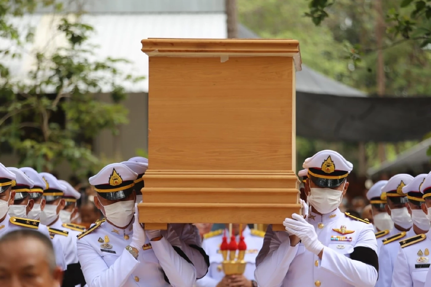 ลูกศิษย์และญาติธรรม เคลื่อนสรีระสังขาร "หลวงปู่แสง" สู่เมรุชั่วคราว