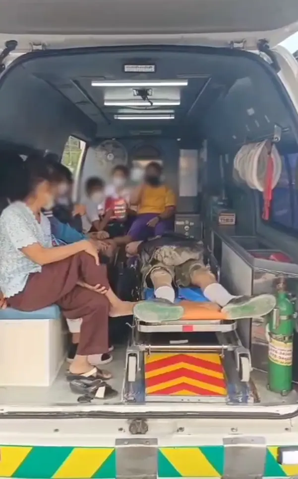 สุดระทึก! สองแถวนครศรีฯ นักเรียนแน่นรถ ล้อหลุดเสียหลักพุ่งลงข้างทาง