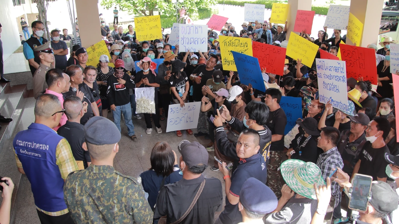 พ่อค้า-แม่ค้า เมืองมหาสารคาม แห่โลงศพไล่นายกเทศมนตรี คัดค้านรื้อปรับปรุงตลาด