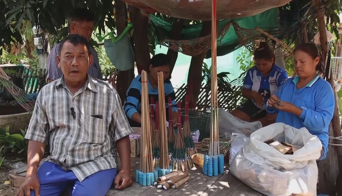 ชาวบ้านผลิต "บั้งไฟจิ๋ว" ขาย สร้างรายได้งาม โกยเงินเข้าหมู่บ้านปีละหลายล้าน