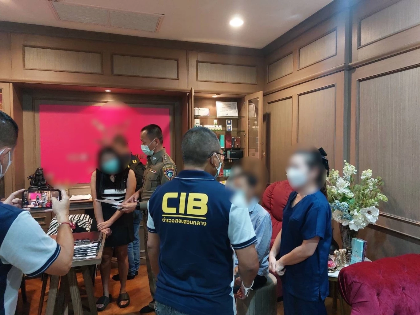 ปคบ.บุกจับหมอเถื่อนคลินิกย่านลาดพร้าว รับฉีดฟีลเลอร์ให้ลูกค้า