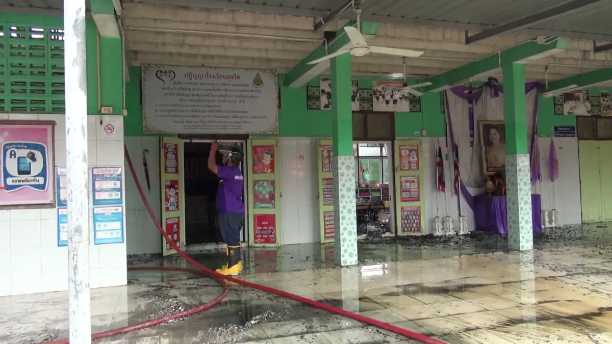 ไฟไหม้อาคารเรียนเก่าสิงห์บุรีวอด ค่าเสียหายนับล้าน คาดไฟฟ้าลัดวงจร”