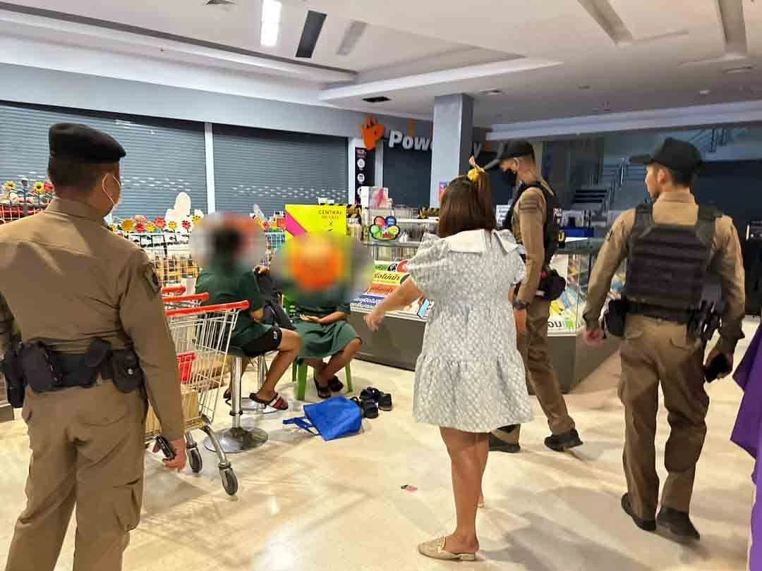 รวบ 2 นร.หญิง สุดแสบ แอบซ่อนตัวในห้าง งัดตู้กระจกขโมยมือถือ