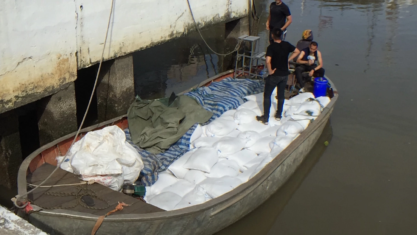 ตร.น้ำ รวบแก๊งแมวน้ำ ขณะลักลอบขนถ่ายข้าวสาร 5 ตันลงเรือเล็ก