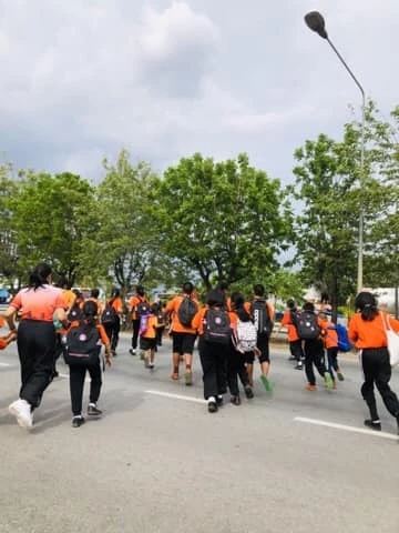 นร.โคราช เสี่ยงชีวิตข้ามถนน 4 เลน เช้า-เย็น ครูวอนเร่งสร้างสะพานลอย