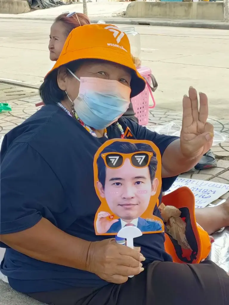 "ด้อมส้ม" แห่ต้อนรับ "ว่าที่นายกฯพิธา" หน้าสภาฯ