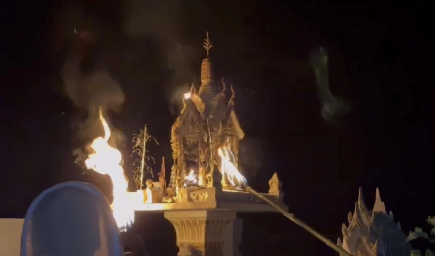 ผวา "ต่อหัวเสือ" ทำรังที่ศาลพระภูมิ กลัวจะถูกไล่ต่อย รีบแจ้งกู้ภัยช่วยกำจัด