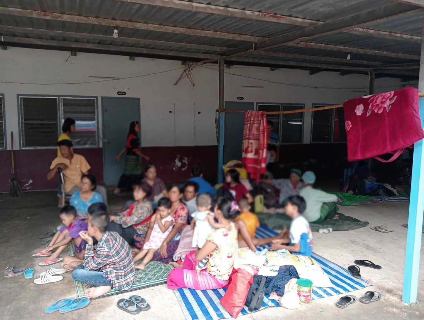 กาชาดเร่งช่วย กะเหรี่ยงอพยพหนีภัยสู้รบ เข้าไทยต่อเนื่อง อาหารเริ่มไม่พอ