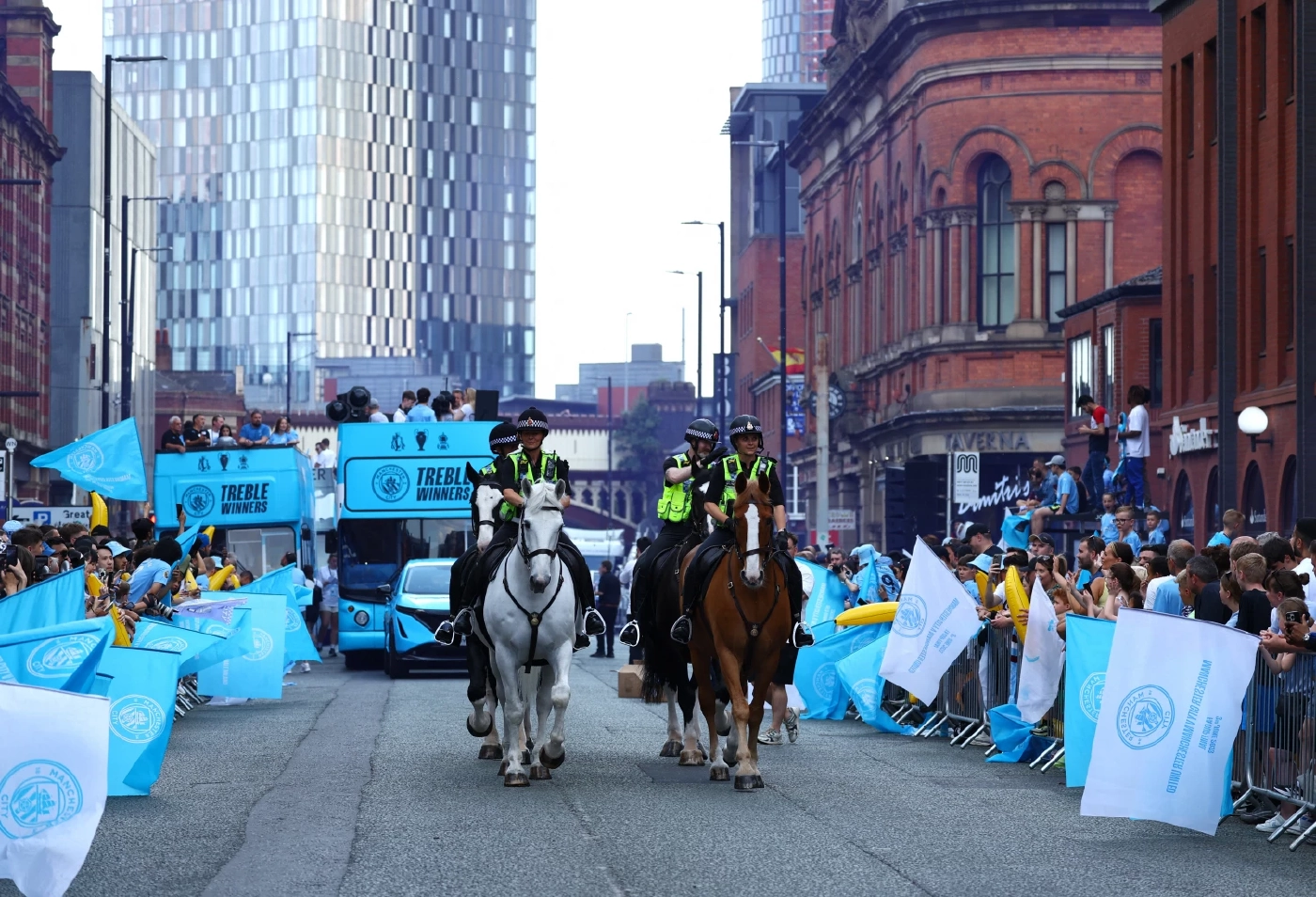 ประมวลภาพแฟนบอลเรือนแสนแห่ต้อนรับ "แมนซิตี้" พาเหรดฉลองทริปเปิลแชมป์