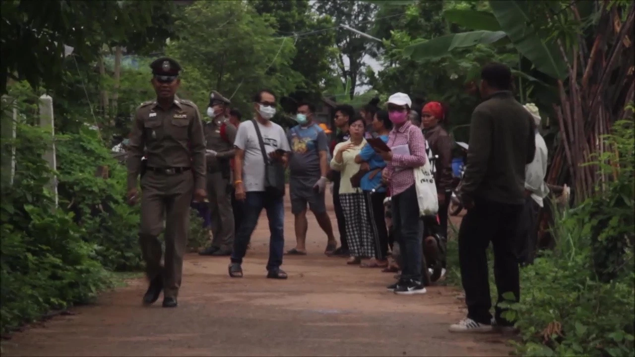 หดหู่! ผัวรุ่นเดอะหลอนจัด ราดน้ำมันจุดไฟเผาเมียตาบอด ดับคาบ้าน