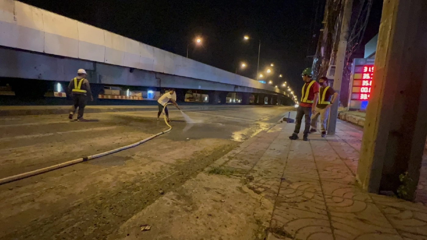 เปิดคลิป รถบรรทุกมักง่ายไม่คลุมกระบะ ดินตกเรี่ยราด รถเหยียบเสียหลักชนยับ