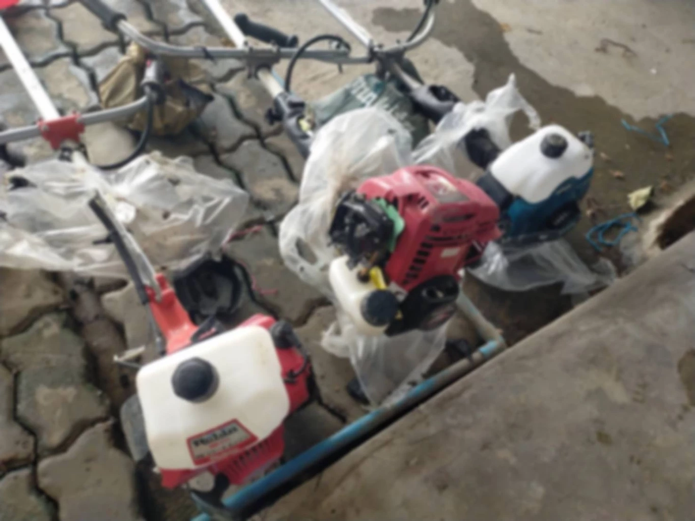 อุทาหรณ์! จอดไม่ดับเครื่อง รถพุ่งทับเมีย อาการสาหัส