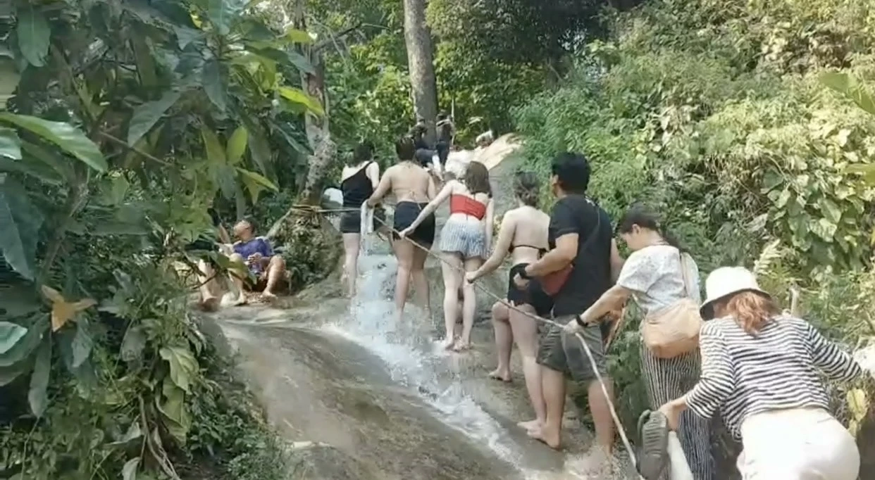 หยุดยาว นทท. พากันเล่นน้ำคลายร้อน "น้ำตกบัวตอง - น้ำพุเจ็ดสี"  เชียงใหม่