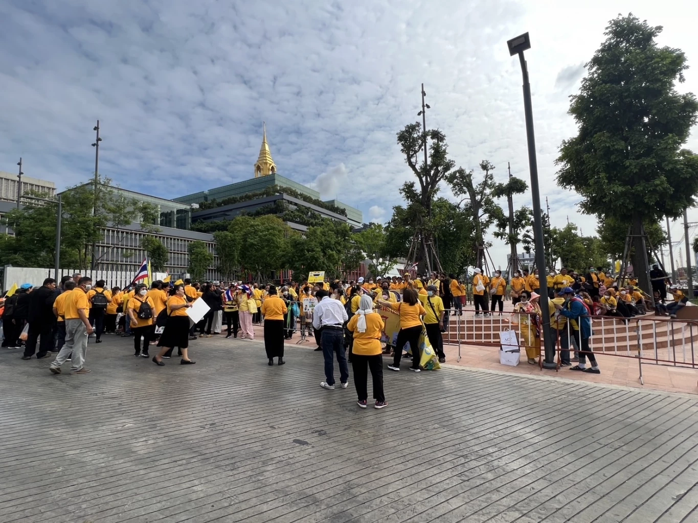 กลุ่มรักสถาบันรวมตัวหน้าสภายื่นหนังสือให้กำลังใจส.ว.